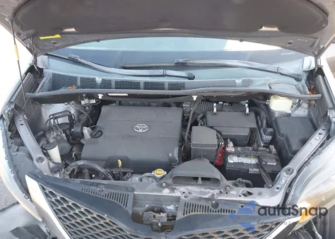 2015 Toyota Sienna Se 8 Passenger/Se Premium 8 Passenger z USA, uszkodzony, nr VIN 5TDXK3DC6FS586661